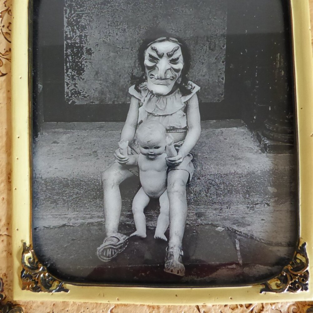 NEW 15" HALLOWEEN CREEPY WITCH GIRL HOLDING DOLL SCARY FRAME EASEL BACK ODDITY - Picture 10 of 11